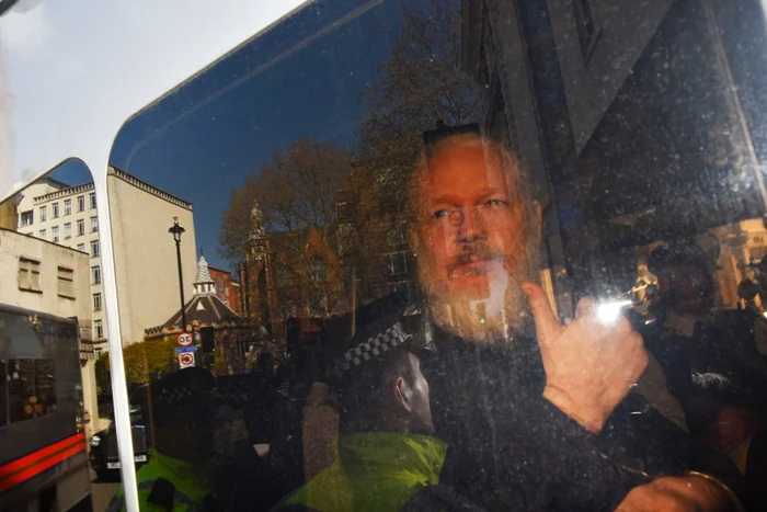 Julian Assange ajunge la tribunalulm din Westminster FOTO EPA-EFE