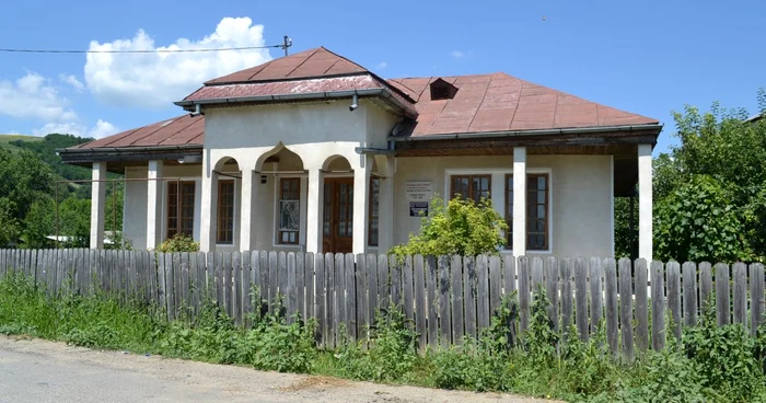 A 20-a ediţie a Simpozionului Naţional de Estetică din Bacău este dedicată împlinirii a 80 de ani de la naşterea sculptorului George Apostu. Casa natală din comuna Stănişeşti FOTO Mircea Merticariu