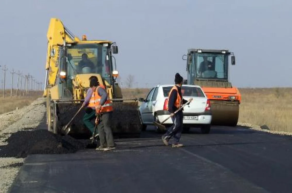 Un kilometru de drum judeţean costă, potrivit autorităţilor judeţene, 400.000 de euro FOTO: ardan.ro