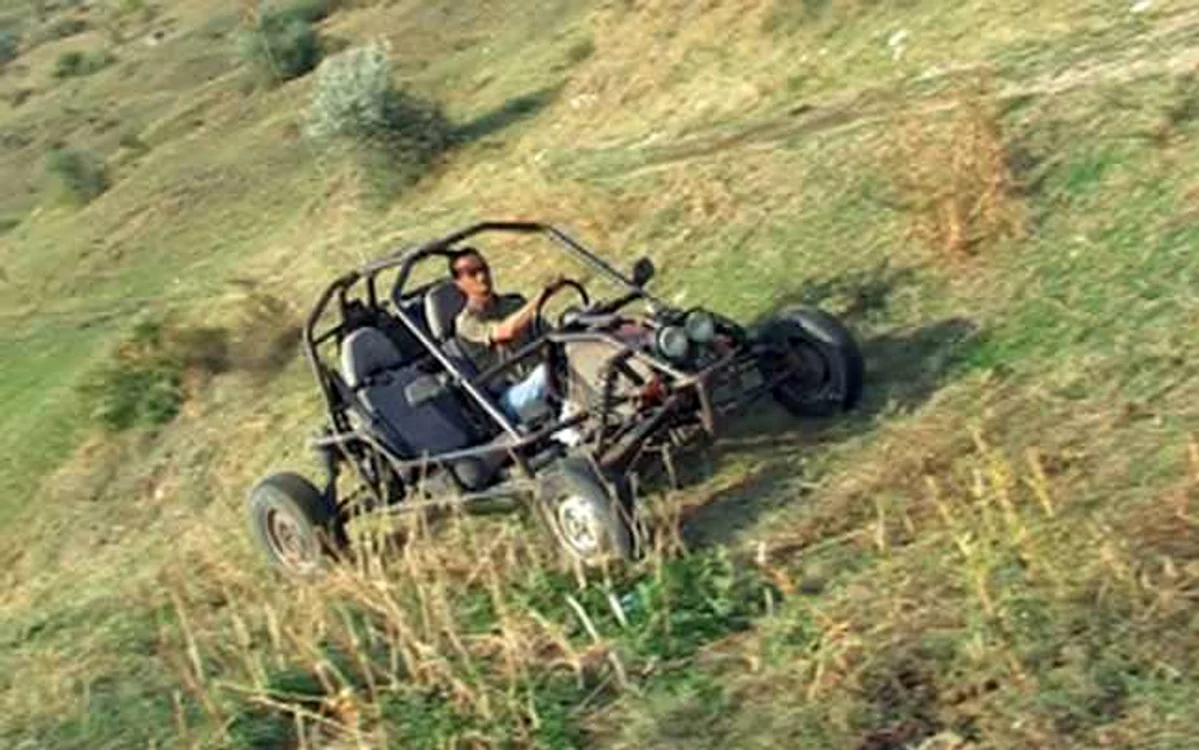 Şoferul a suferit răni grave, fiind prins sub automobil FOTO Adevărul