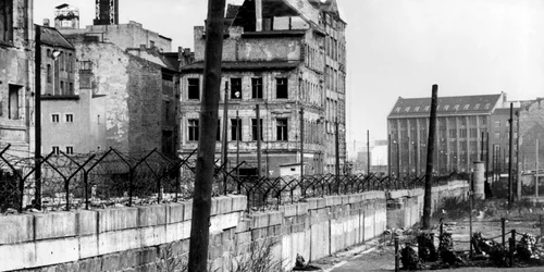 Cruci și coroane comemorând berlinezii de est care au murit încercând să treacă zidul  FOTO GettyImage jpg