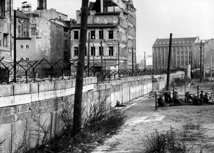 Cruci și coroane comemorând berlinezii care au murit încercând să treacă zidul. FOTO GettyImages