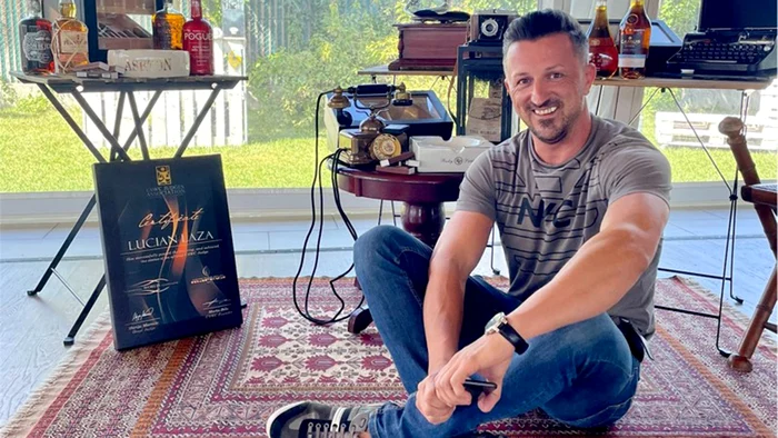 Lucian e membru fondator al „Pipe and Cigar's Club” și profesor-arbitru de fumat trabucuri și pipă