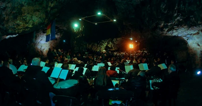 Concert în Peştera Româneşti