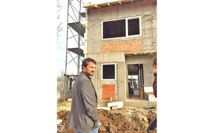 Între filmări, actorul Andrei Aradits se află pe șantierul din Voluntari, unde se construiește noua lui casă