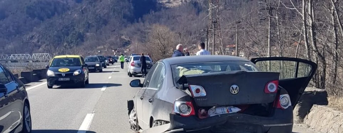 Imagini de la accidentul de pe DN 7 / E 81, de pe Valea Oltului, la Proieni - Vâlcea, cu cinci autoturisme implicate şi trei victime; Foto: Adevărul