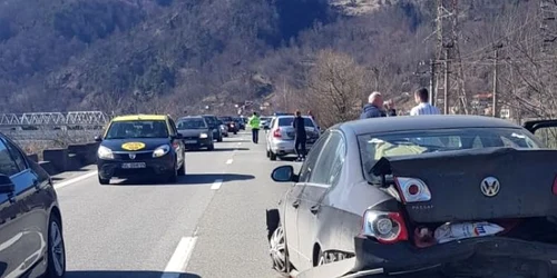 Imagini de la accidentul de pe DN 7 - E 81 de pe Valea Oltului la Proieni - Vâlcea cu cinci autoturisme implicate Foto Adevăru