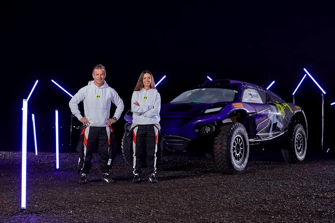
    Sebastian Loeb și Cristina Gutierrez vor concura pentru TeamX44, echipa lui Lewis HamiltonFoto: Facebook  / Extreme E  