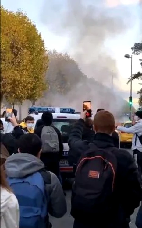 Elevii au incendiat coșurile de gunoi de lângă liceu