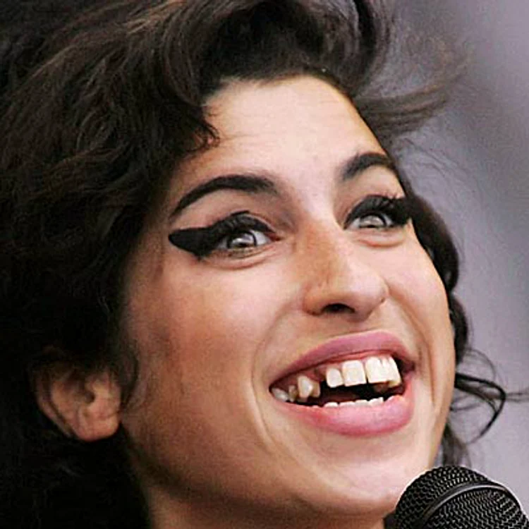 
    Amy Winehouse a făcut furori cu dintele său lipsă  
