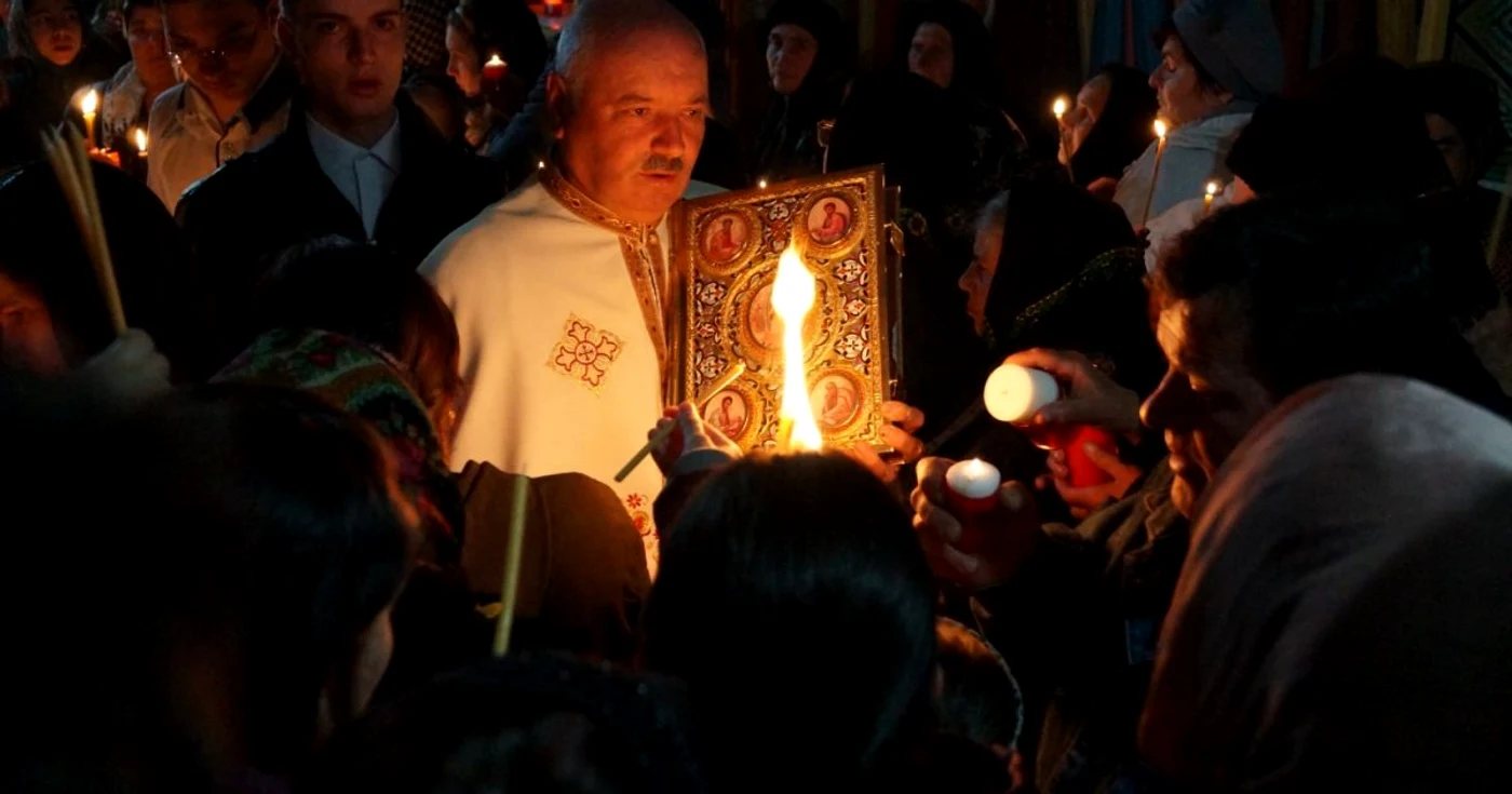 Atmosferă specială la slujbele de Înviere din Prahova. FOTO Dana Mihai