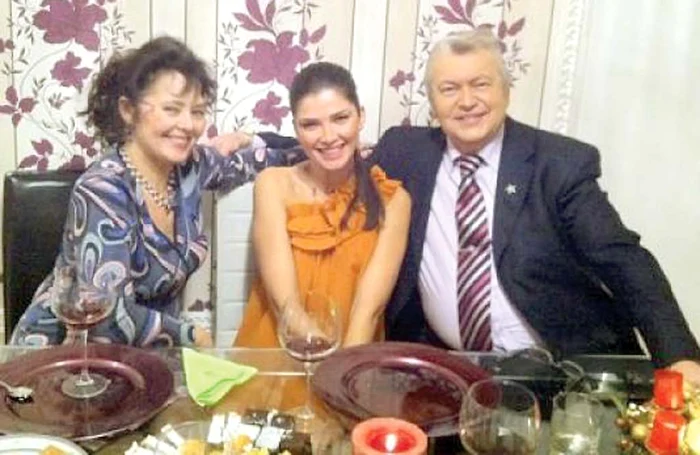 
    Alina Puşcaş (în mijloc) nu s-a împrietenit cu Gheorghe Turda, iubitul mamei sale  