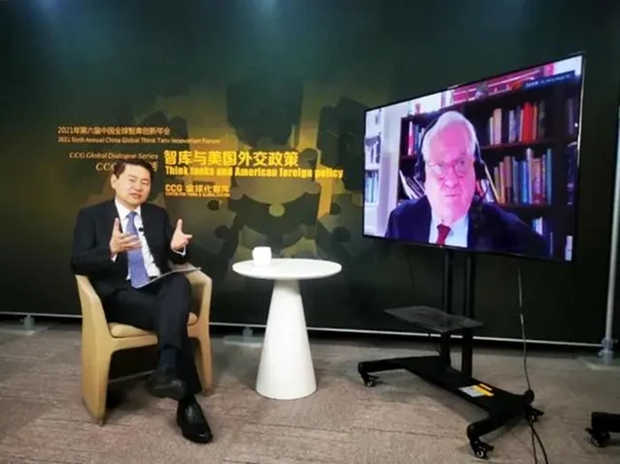 Wang Huiyao (stânga) și John J. Hamre (dreapta) la emisiunea „Dialog între Est și Vest”