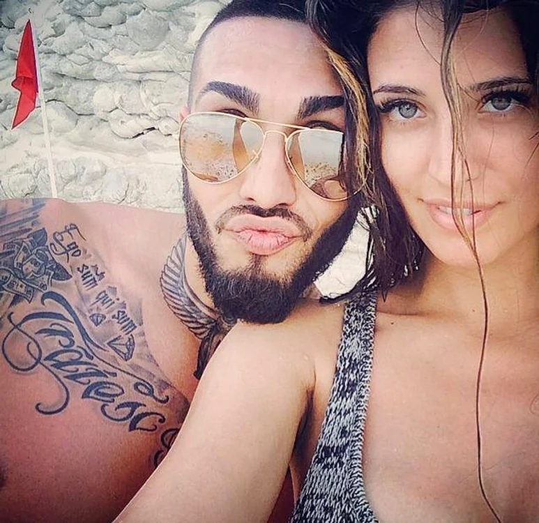 
    Antonia, cu Micul Velea în braţeFoto Facebook  