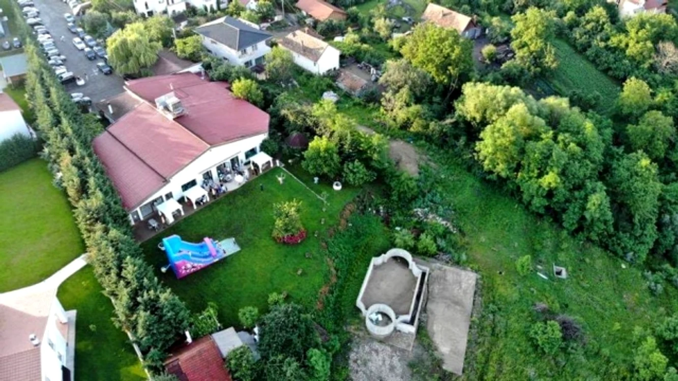 Doar câteva mese au fost amenajate în exterior. FOTO: Libertatea