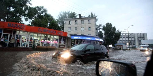 Pe strada Creangă din sectorul Buiucani se circula, ieri seara, cu mare dificultate