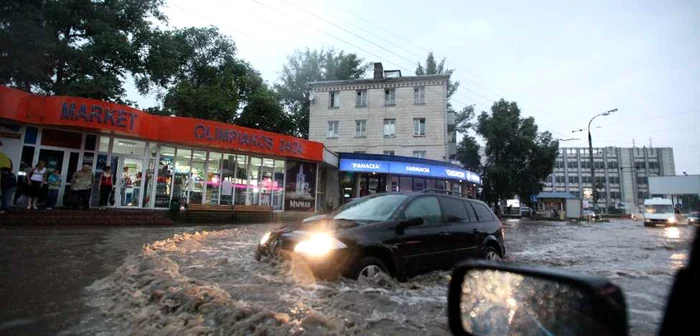 Pe strada Creangă din sectorul Buiucani se circula, ieri seara, cu mare dificultate