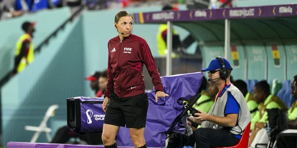 Stephanie Frappart, prima femeie arbitru la un meci de Campionat Mondial FOTO Profimedia 