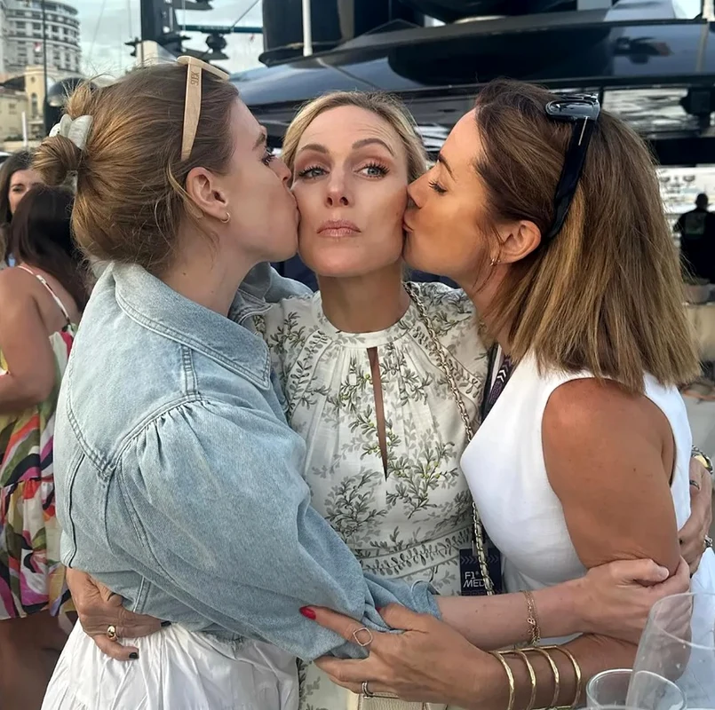 Prințesa Beatrice alături de Zara Tindall și de o prietenă