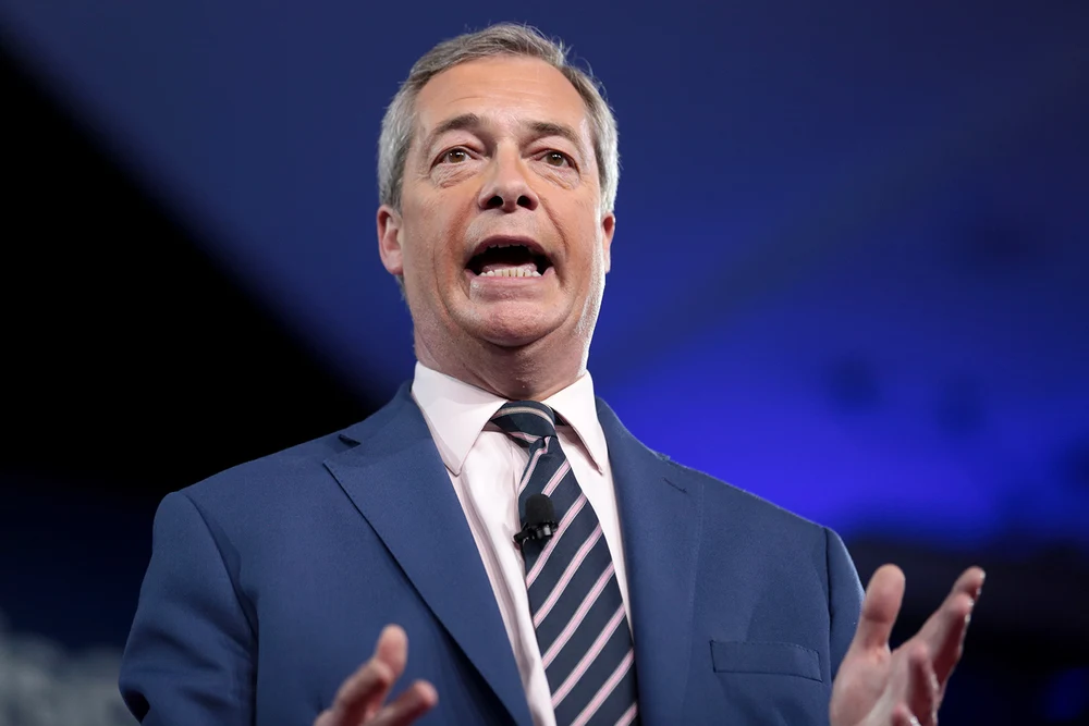 Sute de mii de români, în pericol să fie dați afară din Regatul Unit. Farage amenință că le ridică statutul obținut în urma Brexit: „Să aplice pentru vize”