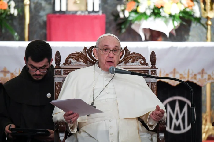 Papa Francisc susţinând un discurs la catedrala maronită Fecioara Maria a Harurilor din Nicosia FOTO EPA-EFE