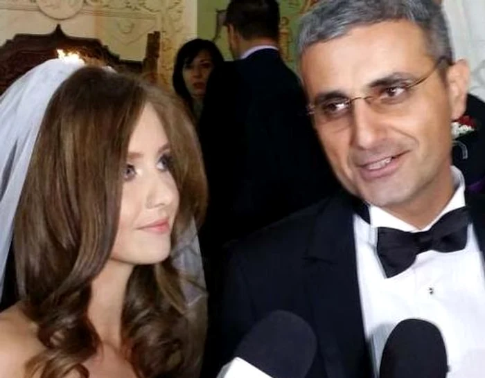 
    La cununia religioasă, Oana a avut aceleaşi sandale cremSursă foto: Click!  