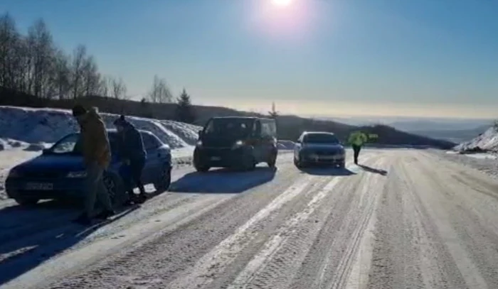 Doar maşinile echipate corespunzător pot să ajungă în staţiunea Rânca  Foto: DRDP Craiova