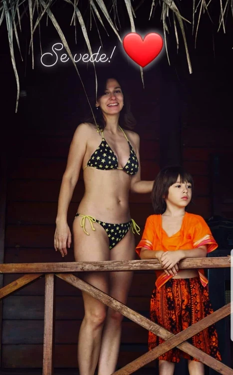 Dana Rogoz, în costum de baie, fericită că burtica începe să se vadă