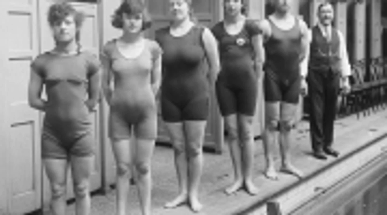 Costumul pe care îl purtau înotătoarele la începutul secolului XX FOTOGRAFII dailymail.co.uk