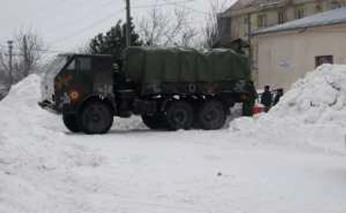 Intervenţia Brigăzii 10 Geniu în zonele sinistrate. FOTO: NICOLETA BUTNARU