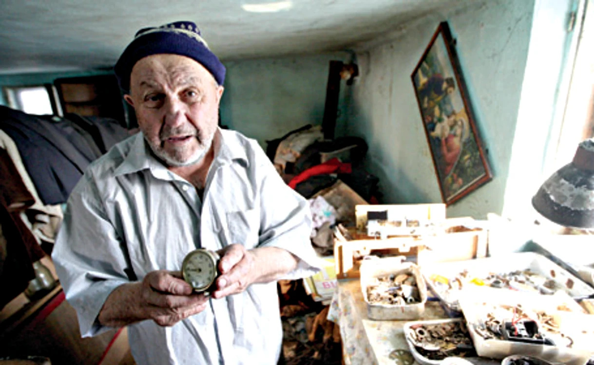 Nicolae Dajicu repară ceasuri de la vârsta de 10 ani