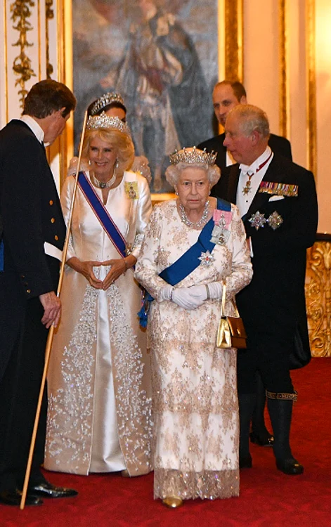 Ținutele purtate de Regina Elisabeta a II-a și Camilla, Ducesa de Cornwall 