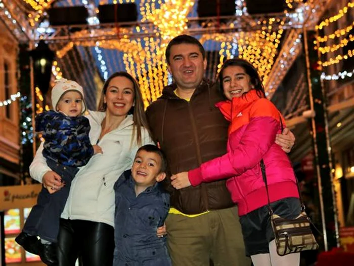 
    Victor este încă țintuit la pat de ghips, dar zâmbește, încântat de surpriza de Moș Nicolaefoto: Facebook / Dorin Chioțea  