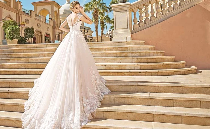 Specialiştii ne spun ce se poartă anul acesta în materie de rochii şi machiajfotografii: www.weddingatelier.ro
