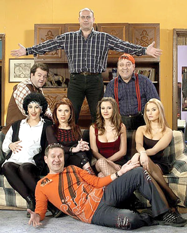 După atâta sare, şatena se apleacă să ia sticla cu apă