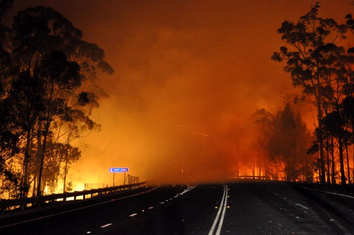 Imagine realizată pe 8 ianuarie cu incendiul care afectează New South Wales, cel mai populat stat din Australia FOTO AFP