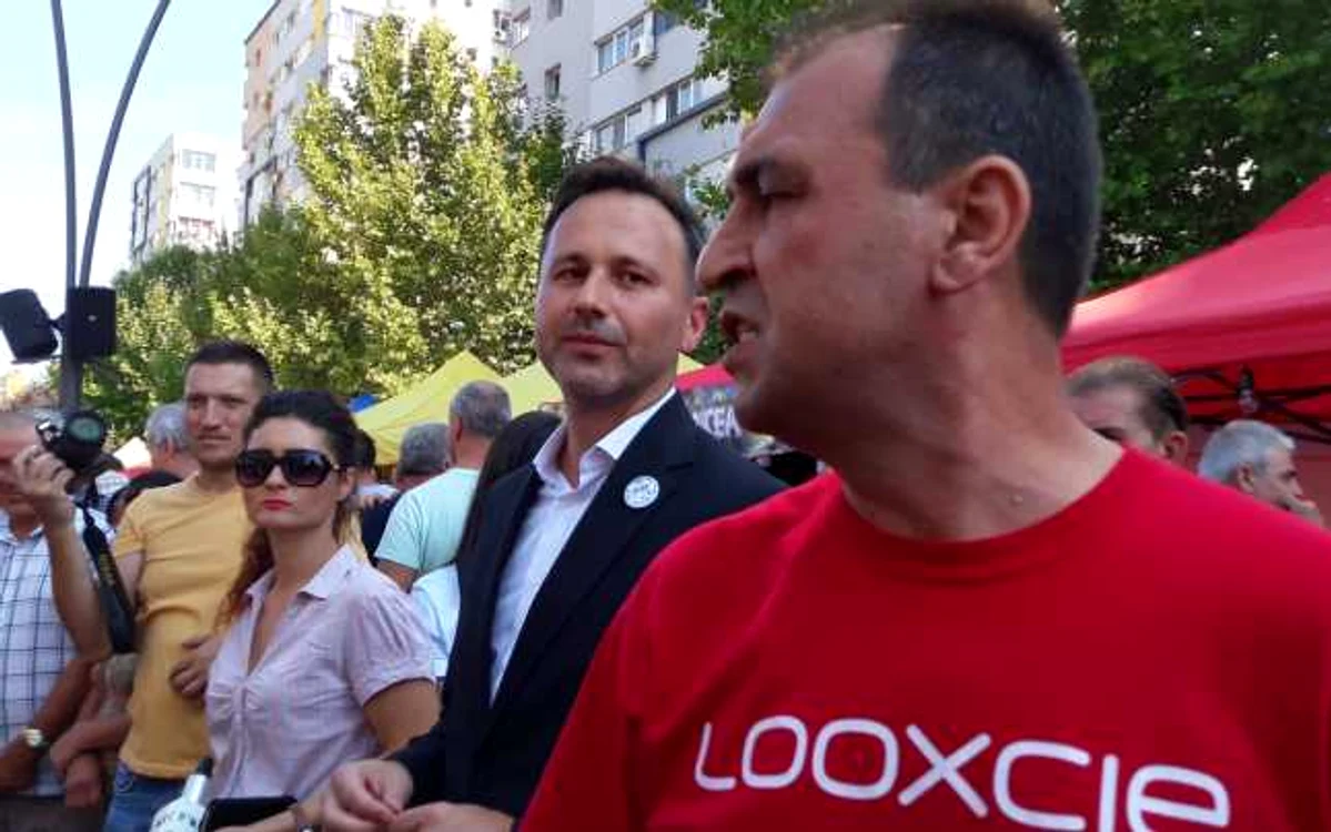 Jandarmii au încercat să-l convingă pe slătinean că n-ar fi momentul să-şi spună păsul FOTO: Alina Mitran