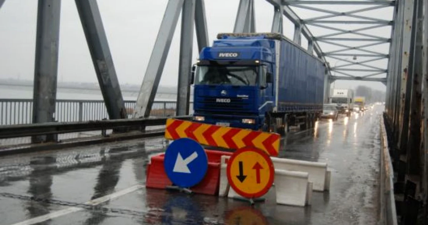 Circulaţia pe pod va fi oprită pentru câteva ore