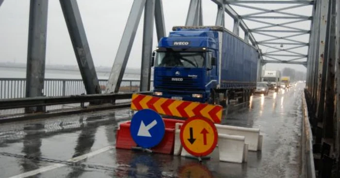 Circulaţia pe pod va fi oprită pentru câteva ore