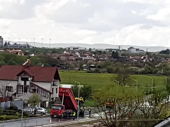 Asfaltare pe ploaie la Sibiu Foto turnulsfatului ro