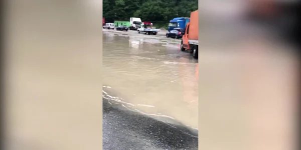 O porţiune de pe DN 7 / E 81, pe Valea Oltului, în zona Balta Verde - Câineni, sub ape, după o ploaie torenţială