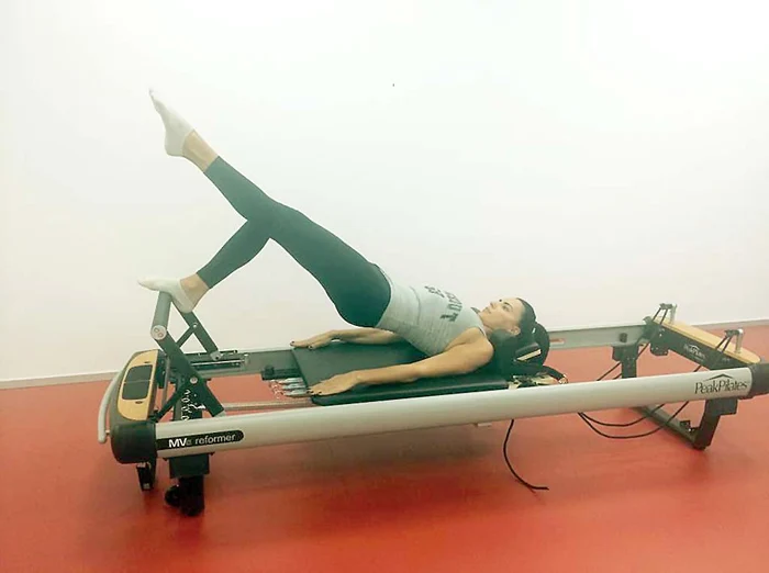 Lavinia Pârva îşi expune formele sexy în pantaloni mulaţi