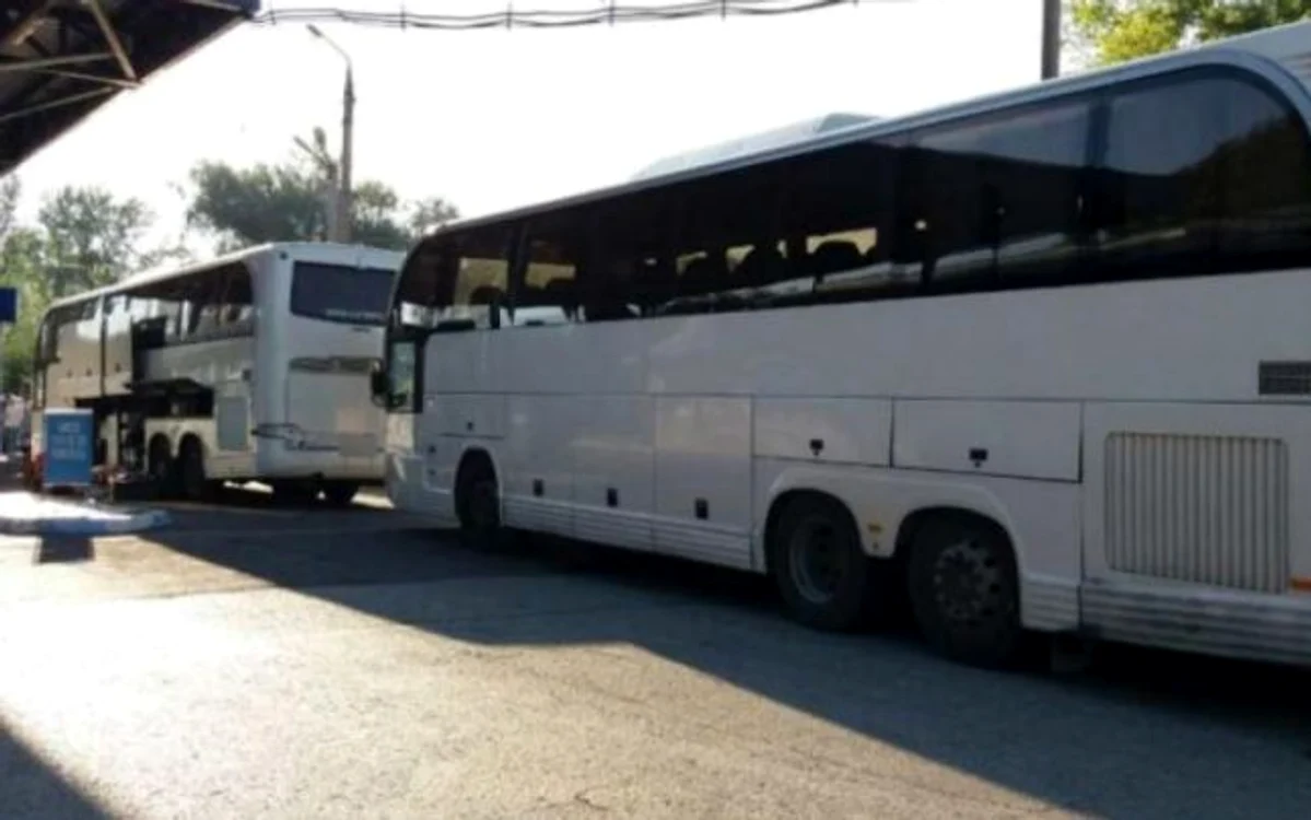 Autocarele pline cu moldoveni intră fără probleme în Europa prin „poarta” România. FOTO Adevărul