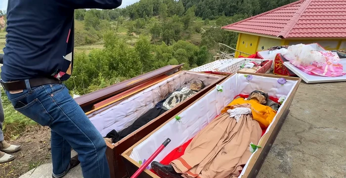 Tana Toraja, locul unde oamenii conviețuiesc cu cei decedați / foto: captură video