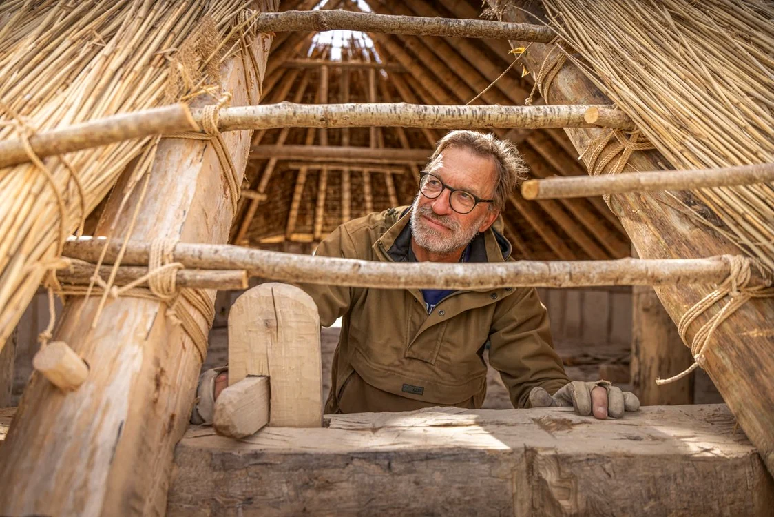 Luke Winter, în Sala Neolitică Kusuma (© Christopher Ison / English Heritage)