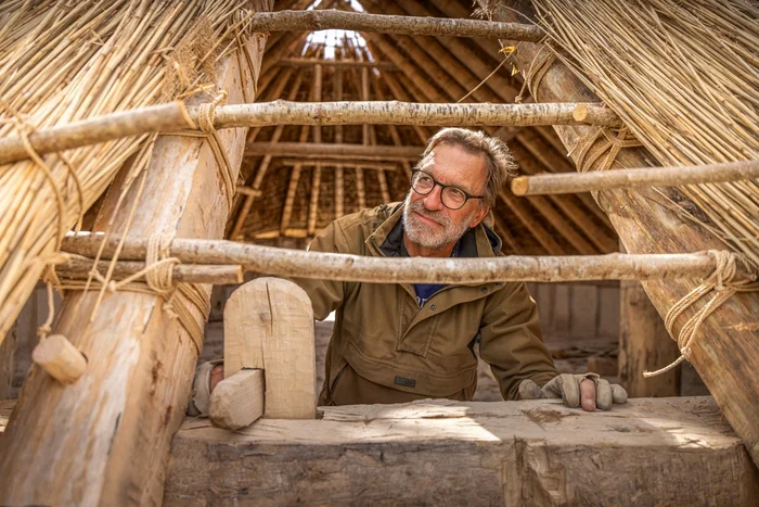 Luke Winter, în Sala Neolitică Kusuma (© Christopher Ison / English Heritage)