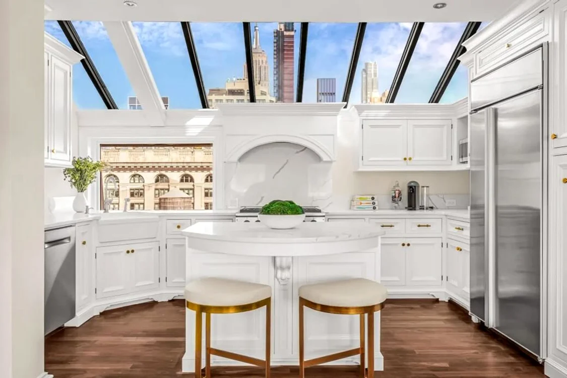 Penthouse-ul cu cupolă aurită din New York, scos la vânzare. Foto: Eitan Gamliely for Sothebys