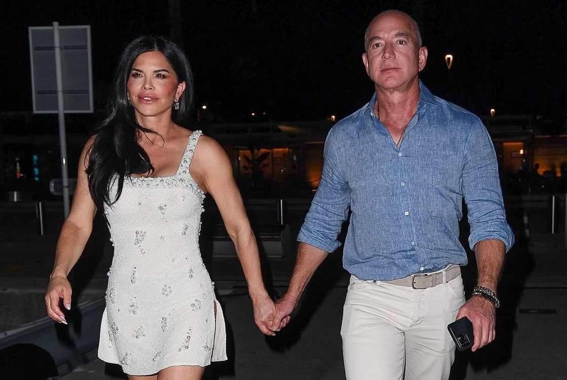 Jeff Bezos și Lauren Sánchez, plimbându-se în Cannes după ce s-au logodit, în mai 2023