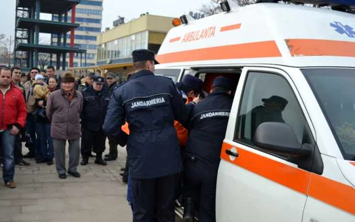 Bărbatul a fost preluat de o ambulanţă. FOTO Adrian Boioglu