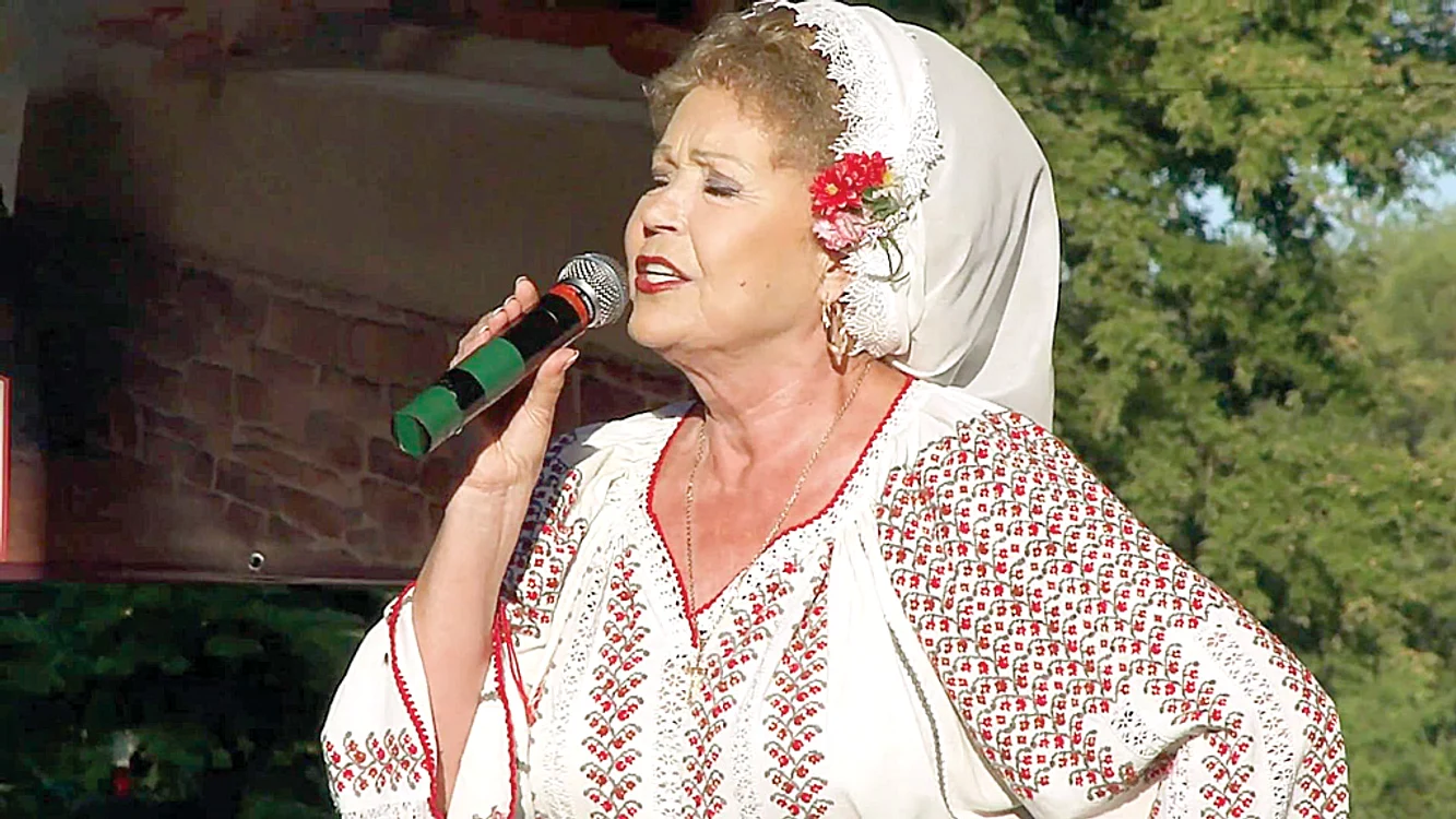 
    Mioara Velicu   poartă mereu  cruciulița de  la Nicolae  